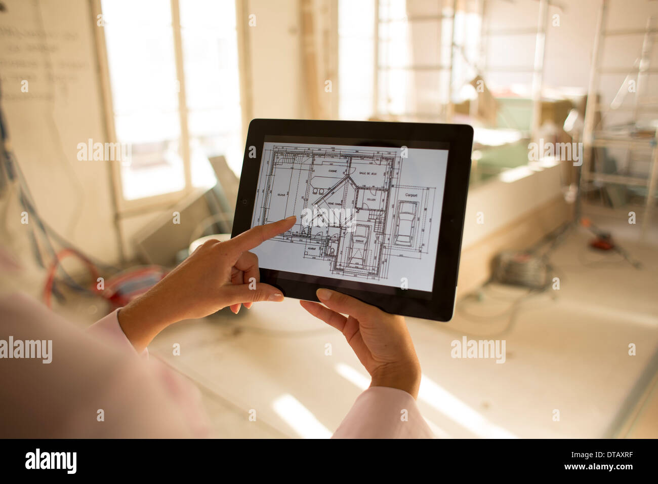 Architektin Frau arbeiten mit elektronischen Tablet auf Baustelle Stockfoto