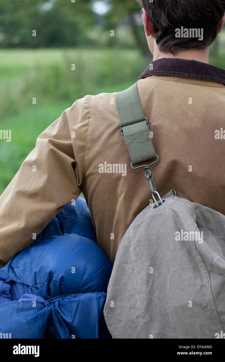 Mann mit Schlafsack und Rucksack, close-up Stockfoto