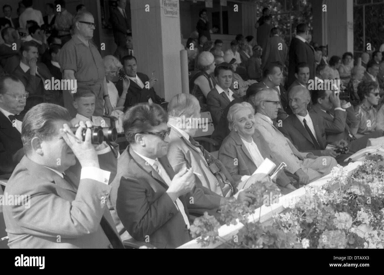 Hoppegarten, DDR, Zuschauer Auf der Galopprennbahn, Willi Stoph Und Dr. Dr. Guenther Gereke (Rechte Seite) Stockfoto