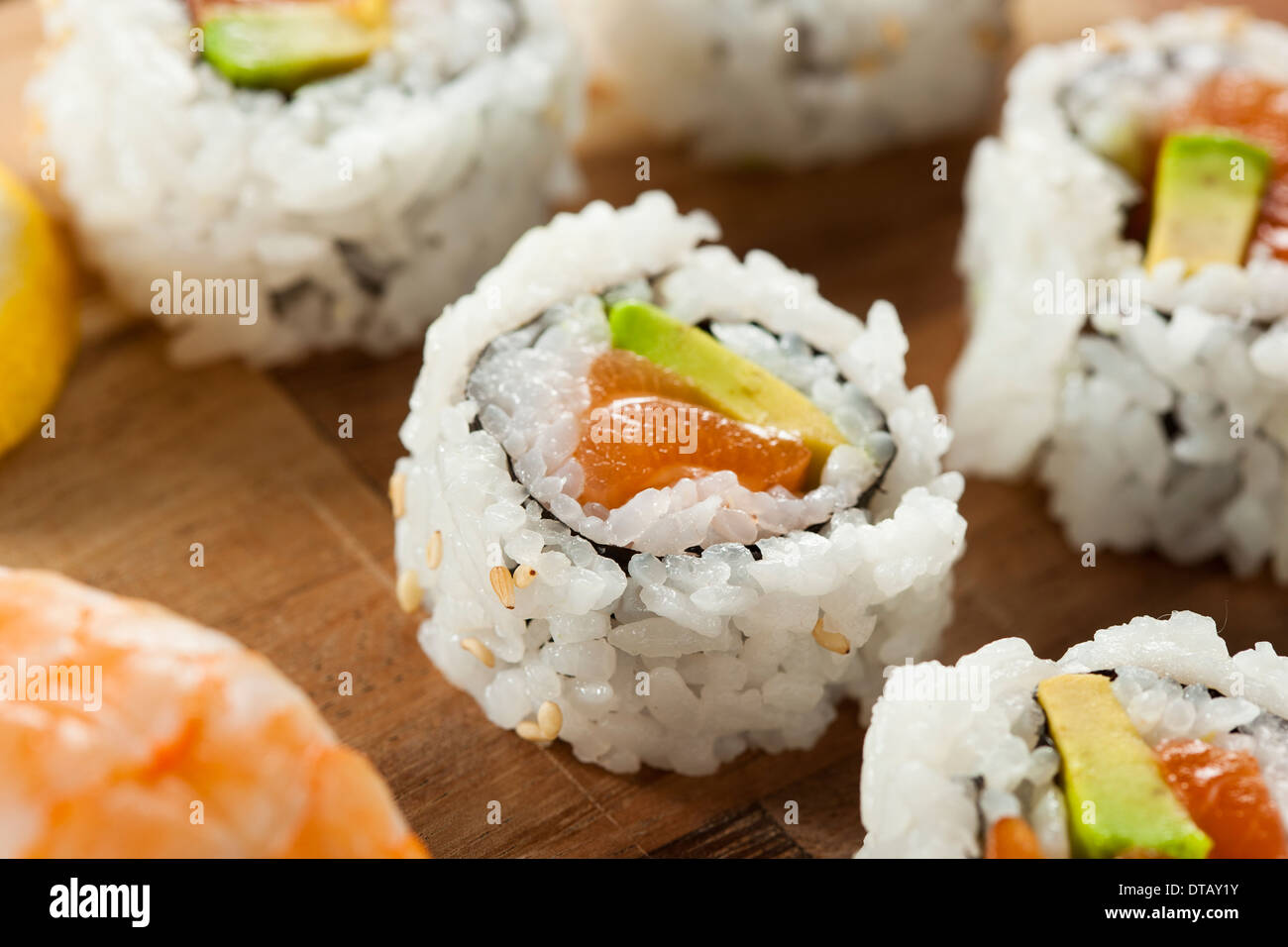 Gesunden japanischen Lachs Maki-Sushi mit Reis und Fisch Stockfoto