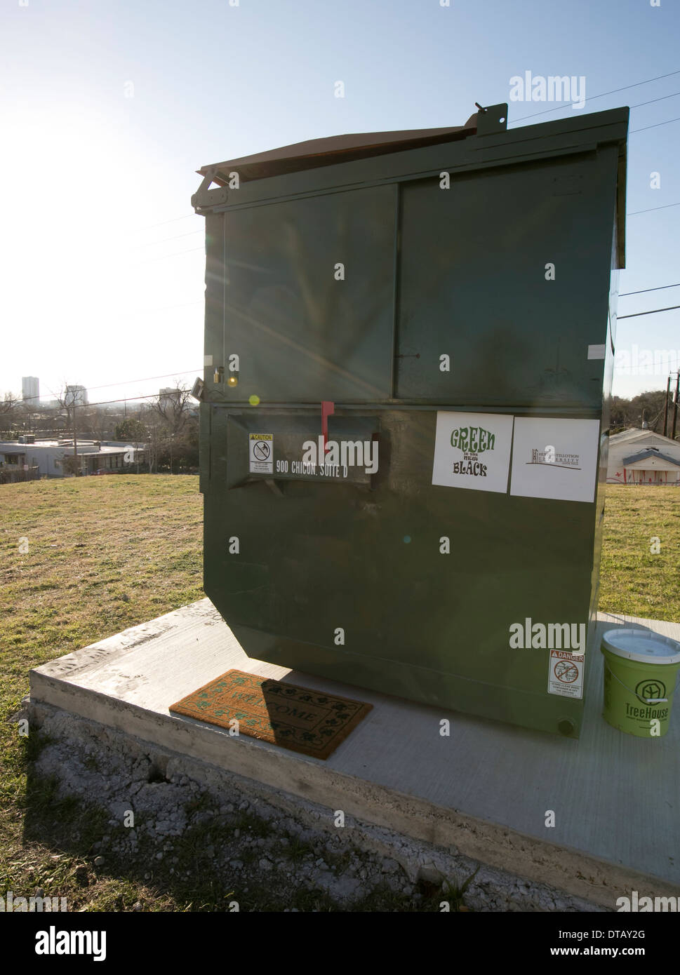 33sq ft Müllcontainer auf dem Campus Huston-Tillotson Universität in Austin, Texas, der Heimat von Professor Müllcontainer werden Stockfoto