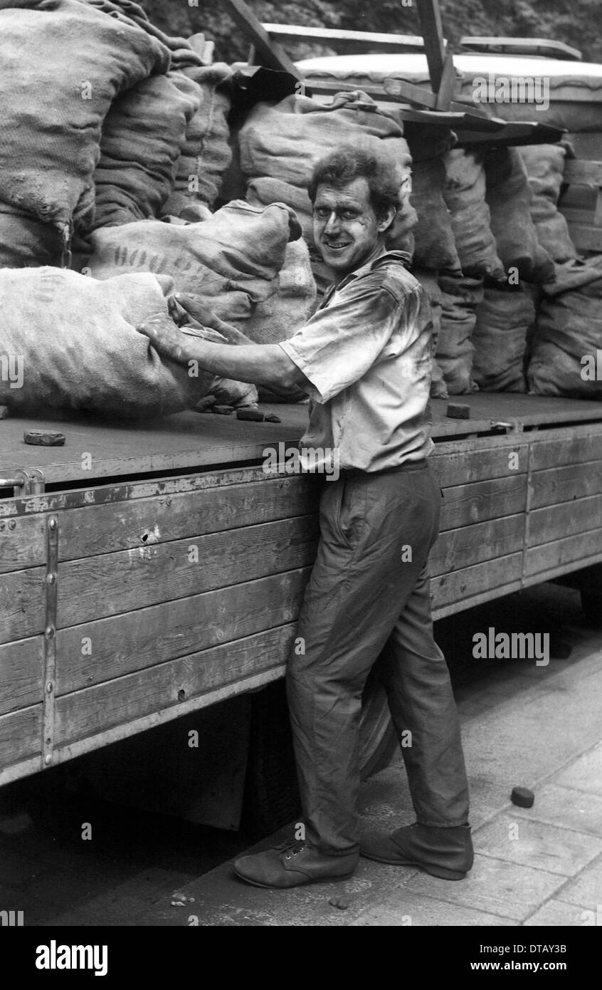 Ein Kohle-Verkäufer, Berlin, DDR Stockfoto