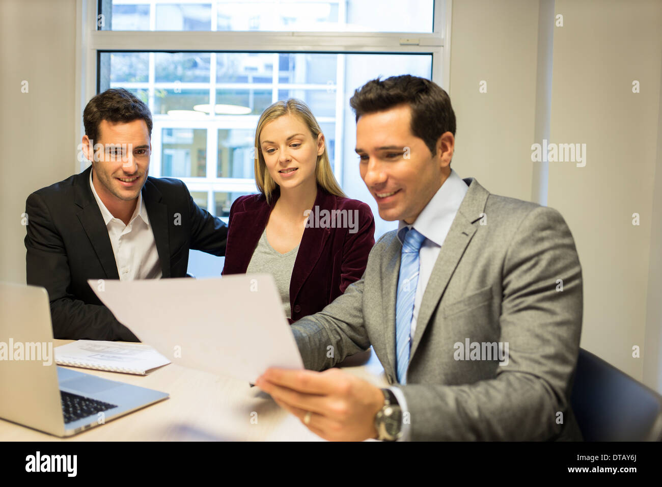 Immobilien Anzeigen-Vertrag bei junges Paar, neue Eigentümer Stockfoto