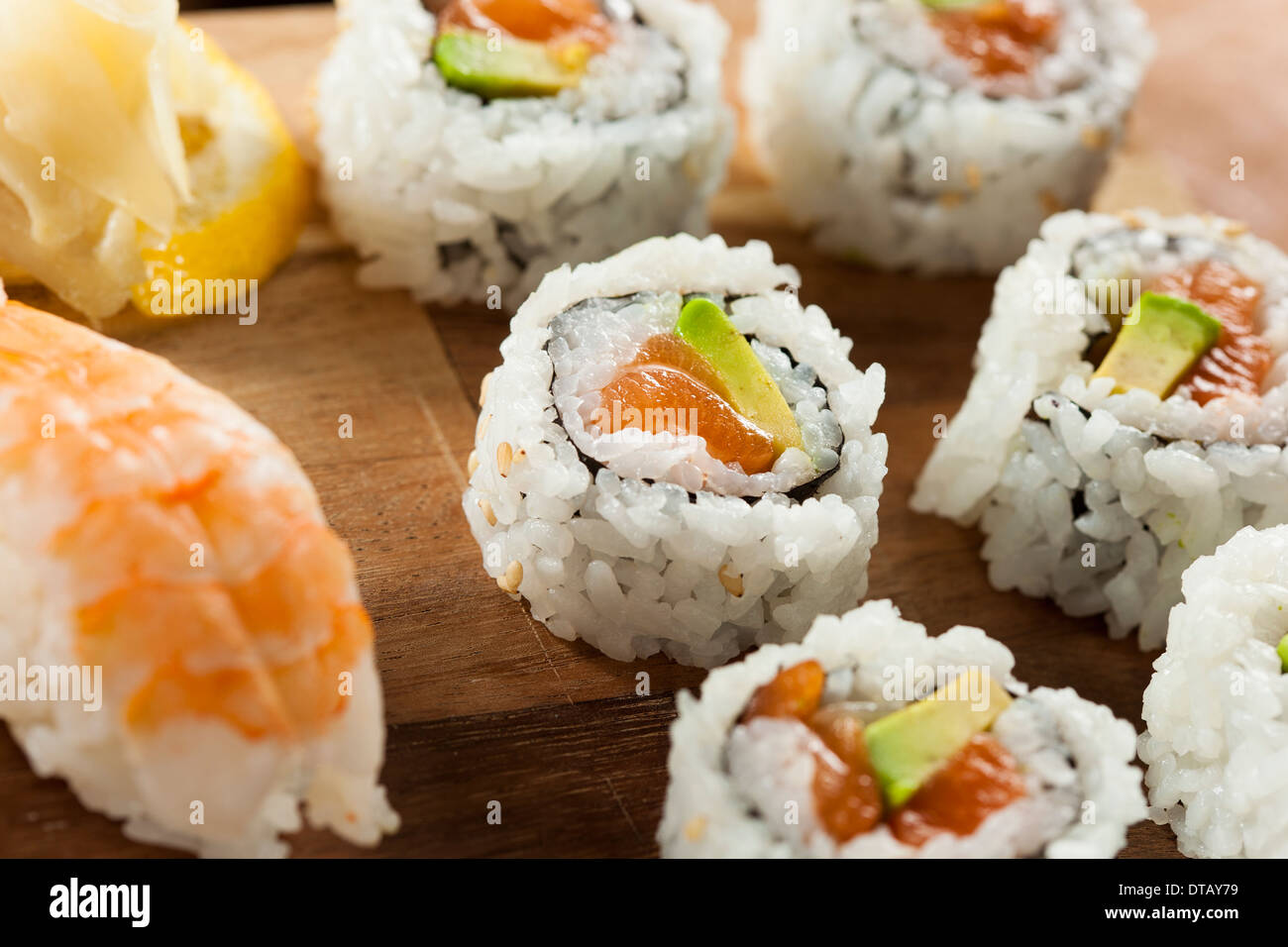 Gesunden japanischen Lachs Maki-Sushi mit Reis und Fisch Stockfoto