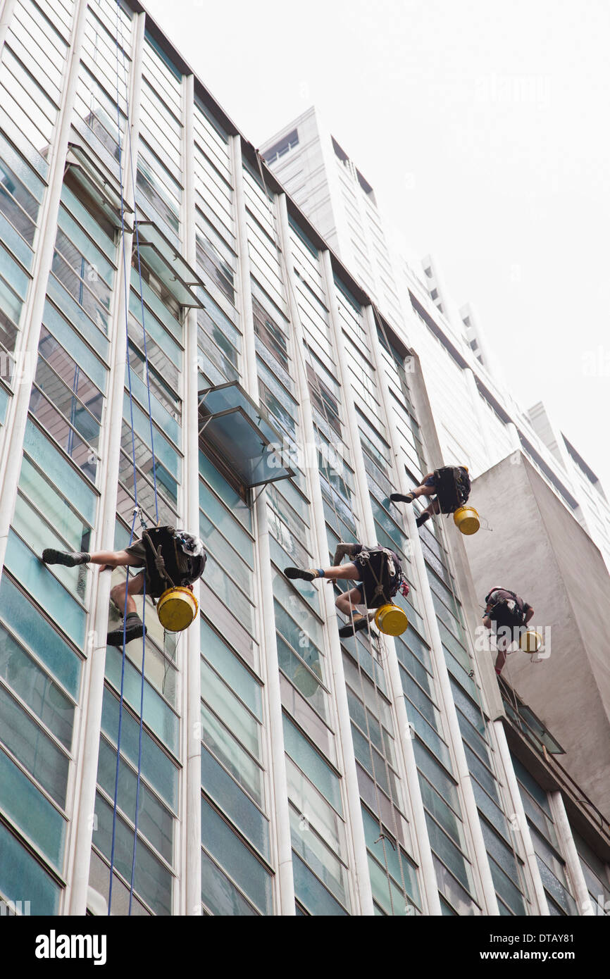 Arbeitnehmer, die Reinigung der Glasfenster der Wolkenkratzer Stockfoto