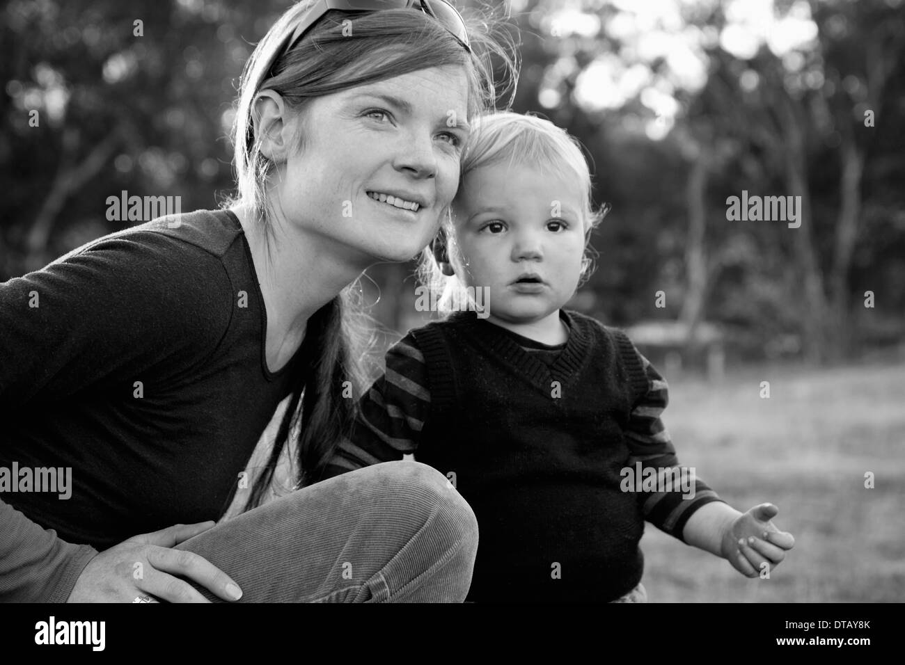 Mutter mit Baby, wegschauen Stockfoto