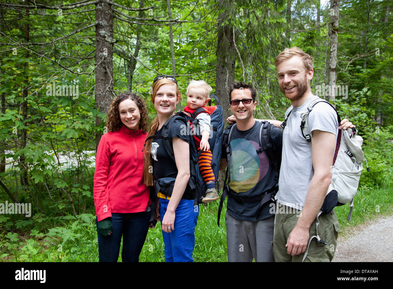 Familie und Freunde im Wald, Lächeln Stockfoto