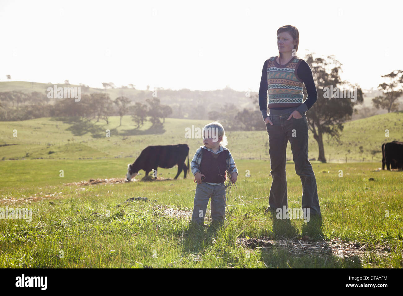 Mutter mit Baby, wegschauen Stockfoto