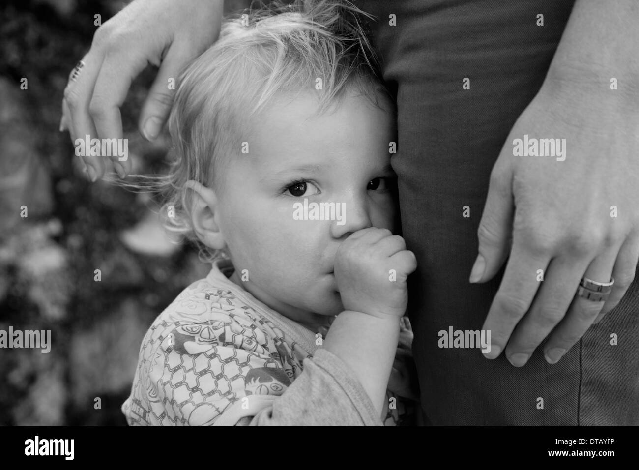 Baby Junge mit Mutter, Blick in die Kamera Stockfoto