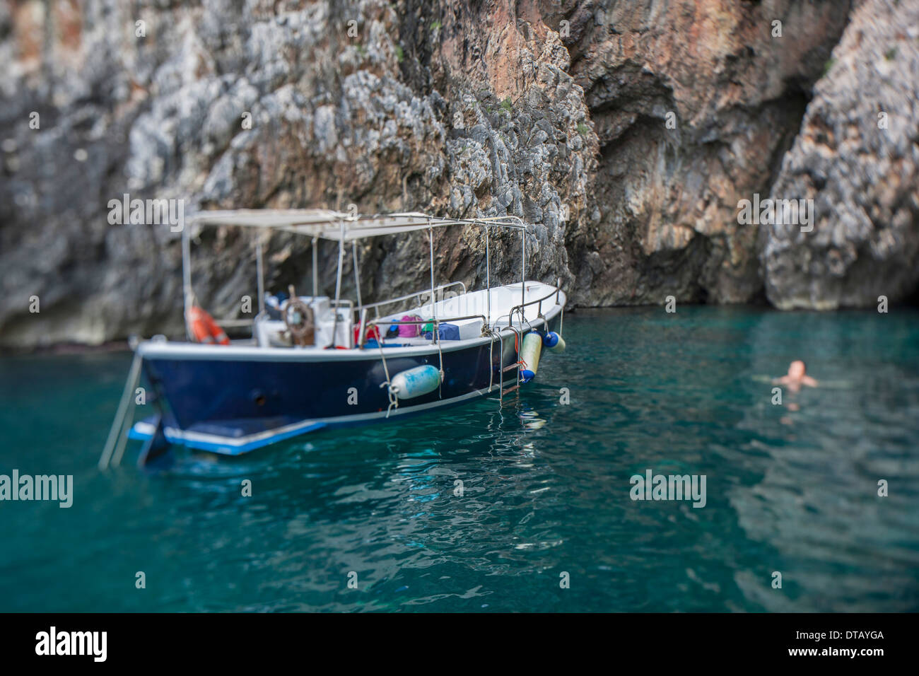 Boot auf dem Wasser schwimmt durch Felsformation Stockfoto