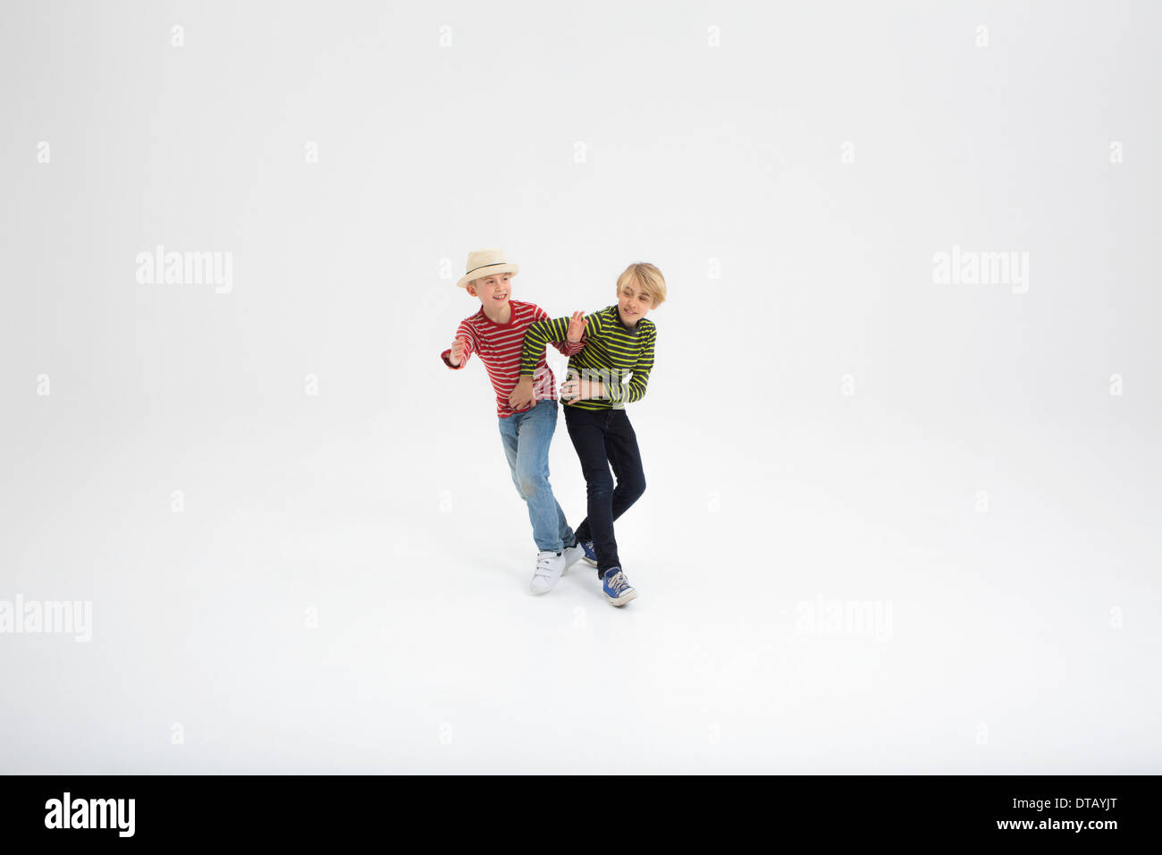 Zwei Jungen kämpfen vor weißem Hintergrund Stockfoto
