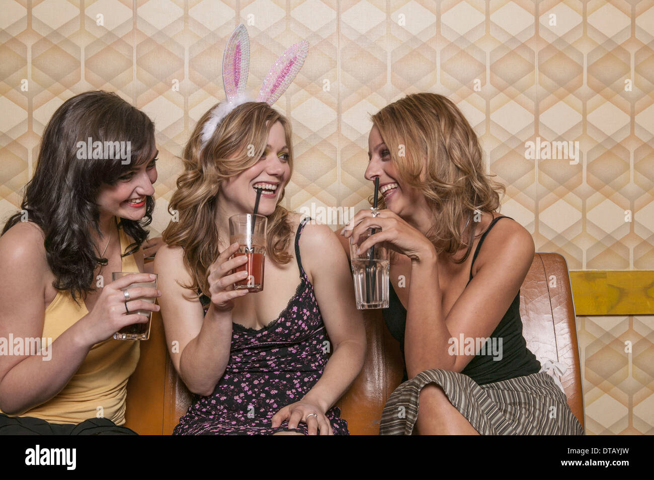 Drei Frauen tranken Cocktails zusammen Stockfoto