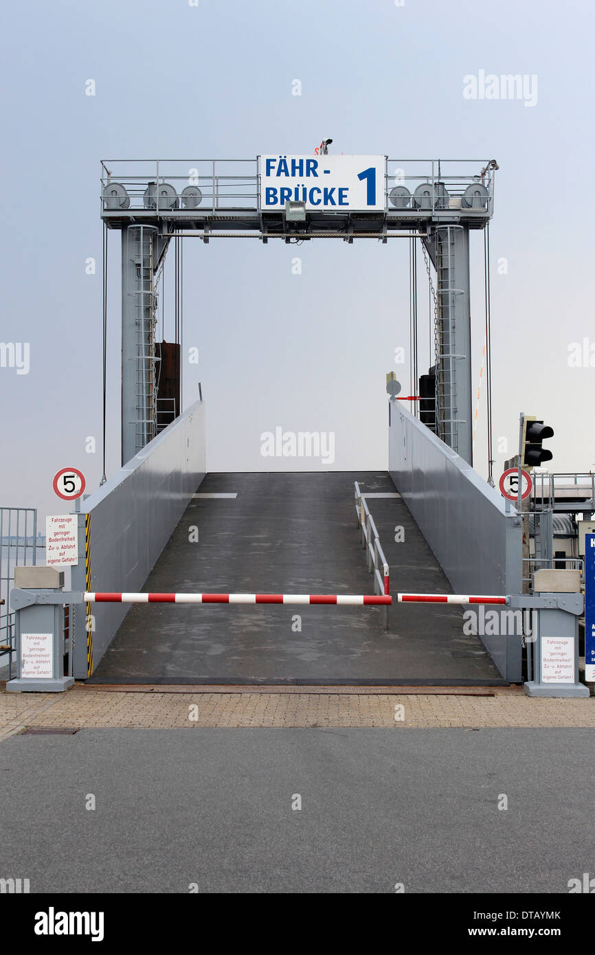 Eine Brücke verwendet, um Autos auf eine Fähre, mit deutscher Sprache Zeichen laden Stockfoto