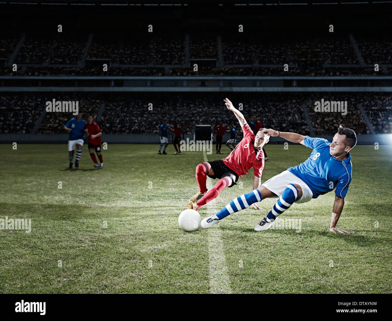 Fußball-Spieler kicken für Ball auf Feld Stockfoto