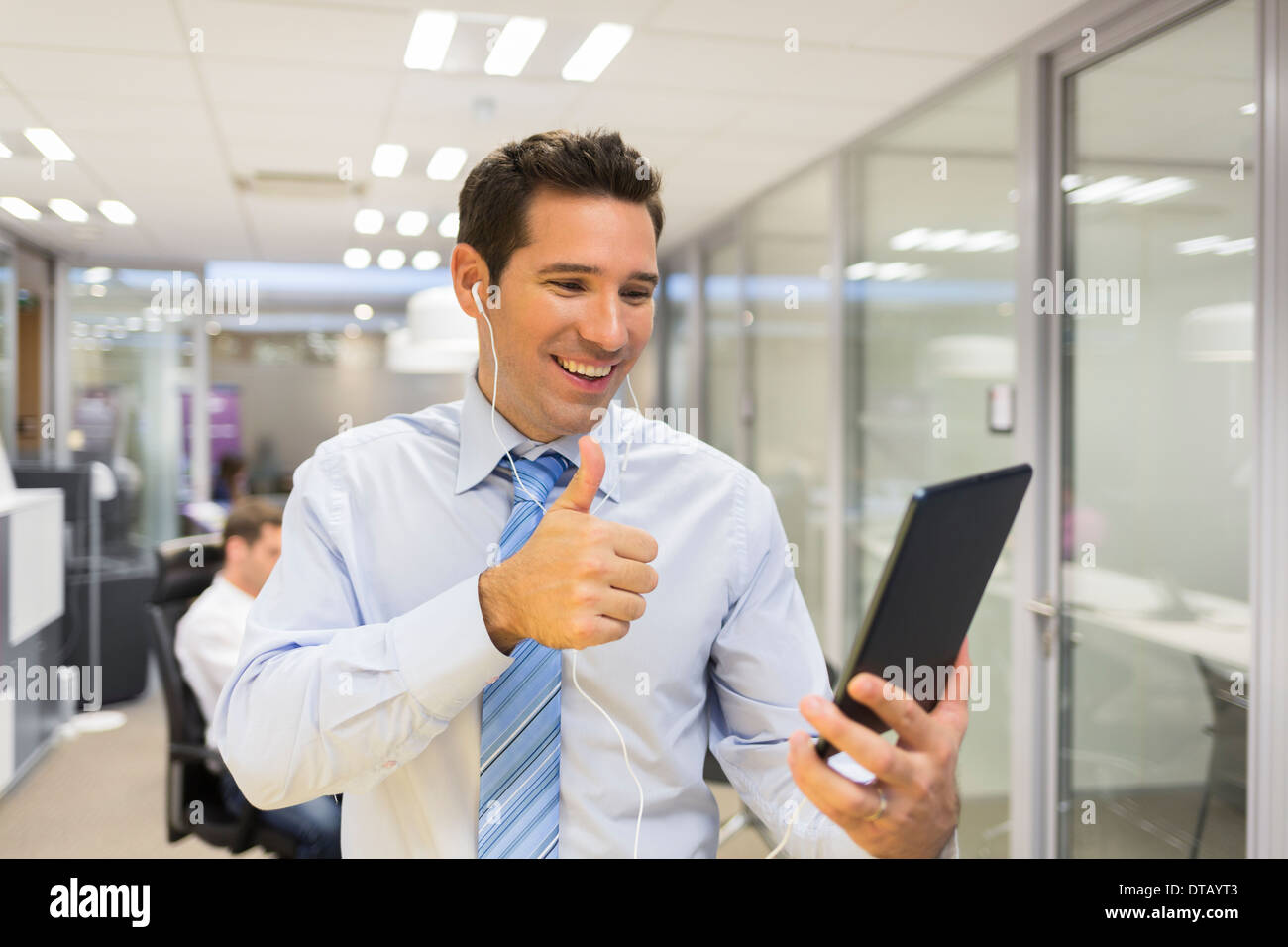 Porträt der Geschäftsmann im Büro mit digital-Tablette, Skype chatten Stockfoto