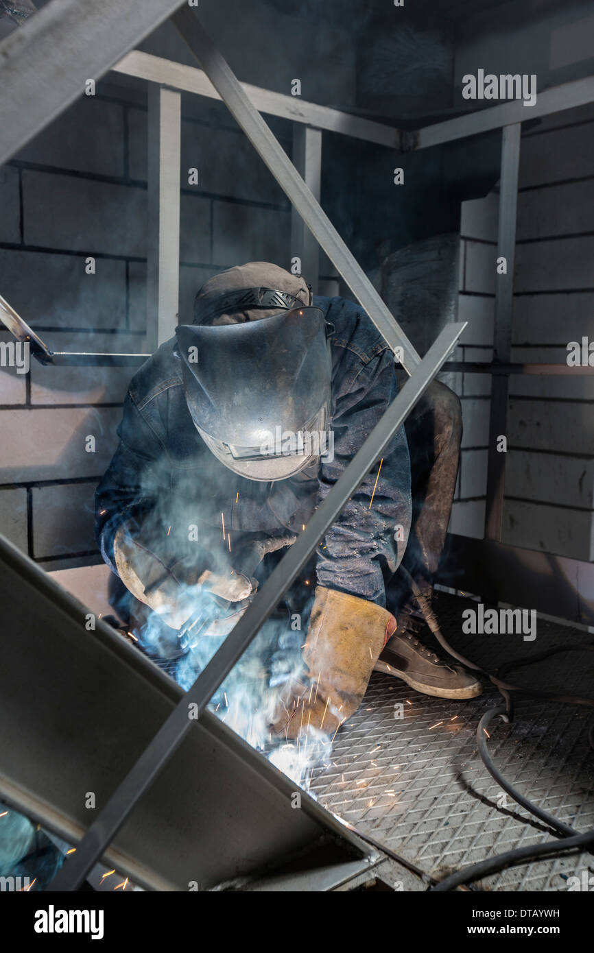Schweißer in der Metallbranche tätig Stockfoto