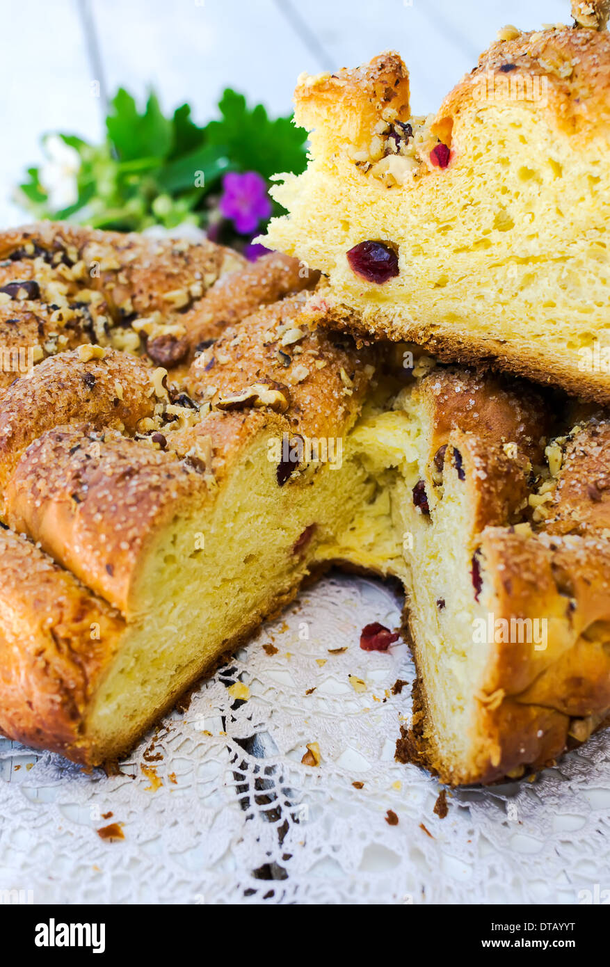 Süßes Osterbrot mit Blumen Dekoration Stockfoto