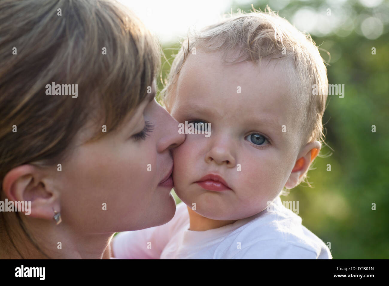 Mutter, küssen ihr Sohn, close-up Stockfoto