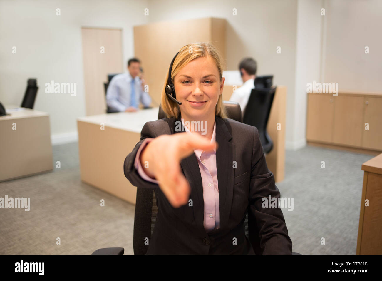 Porträt von lächelnden Frau Angestellte an der Rezeption in der lobby Stockfoto