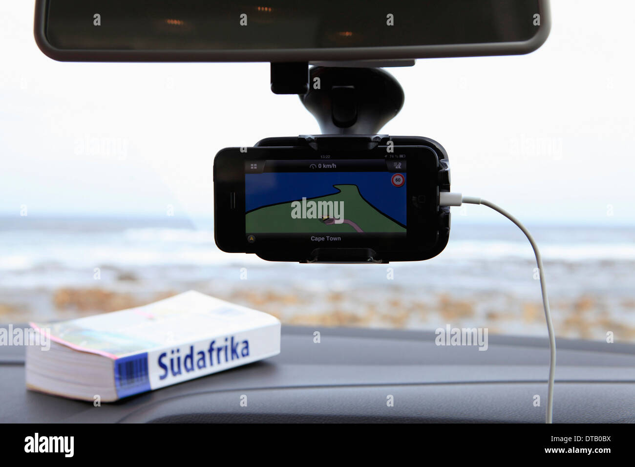 GPS und südafrikanischen Reiseführer auf Armaturenbrett Stockfoto