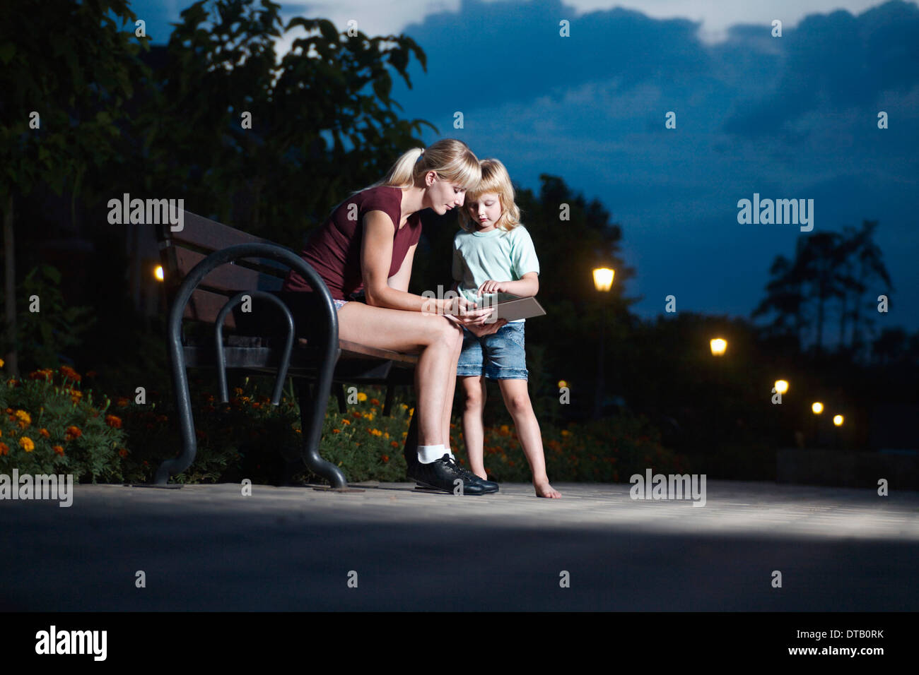 Mutter und Tochter mit digital-Tablette im park Stockfoto