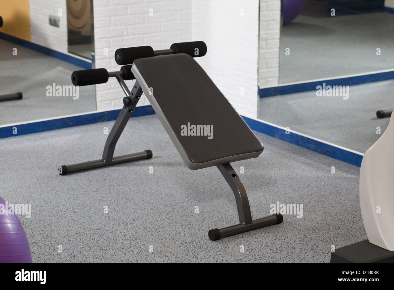 Fitnessgeräte im Fitness-Studio Stockfoto