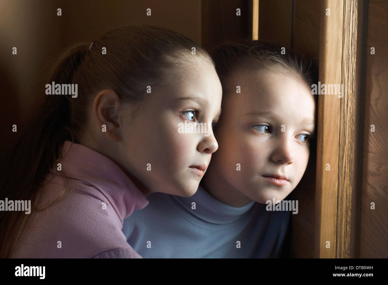 Zwei Mädchen belauscht Tür, Nahaufnahme Stockfoto