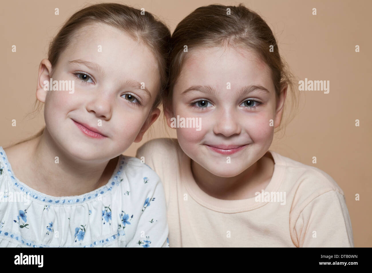 Porträt von zwei Mädchen Lächeln auf den Lippen, Nahaufnahme Stockfoto