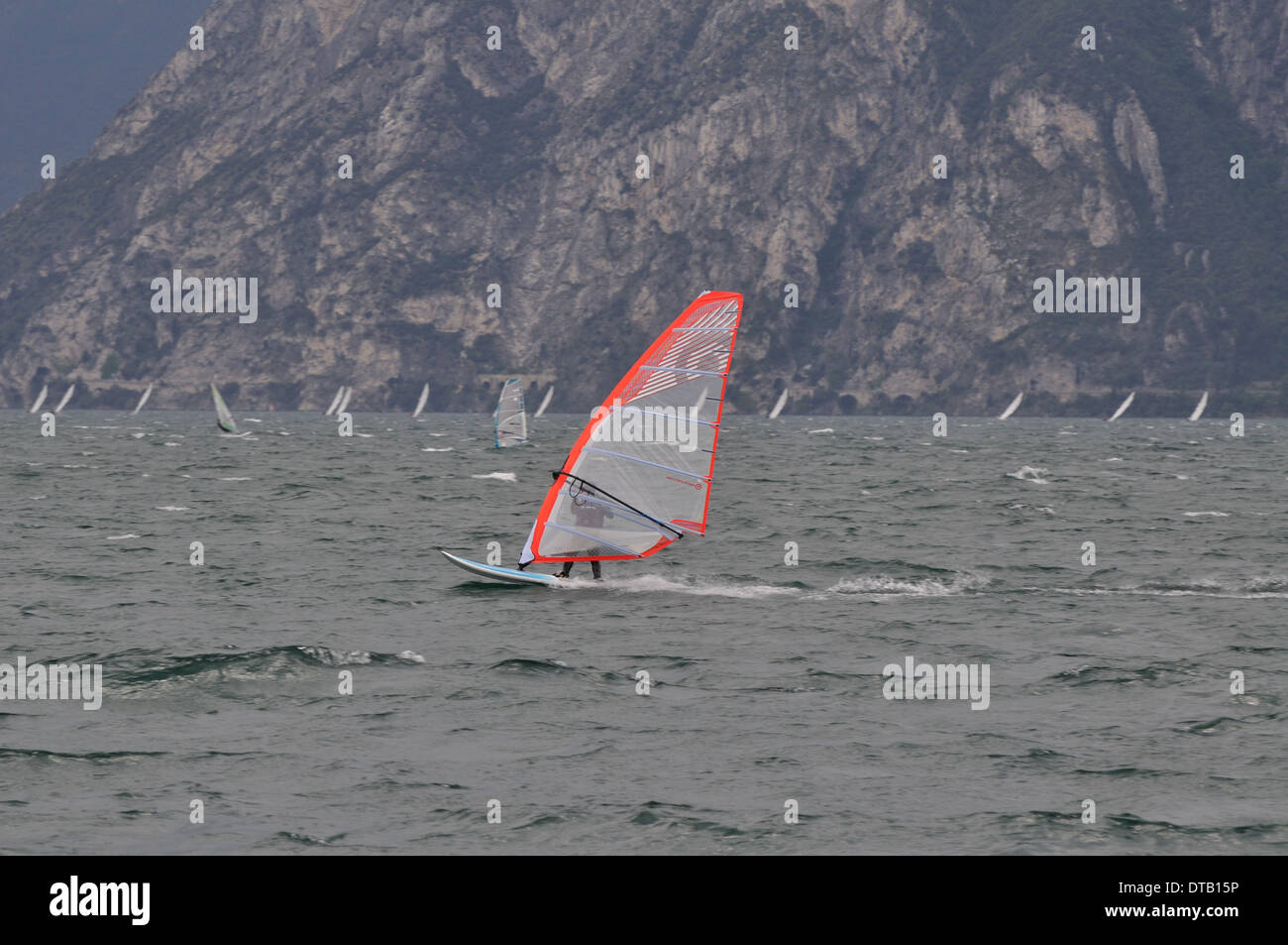 Ein Windsurfer im Wasser Sport Resort von Torbole am Gardasee. Stockfoto