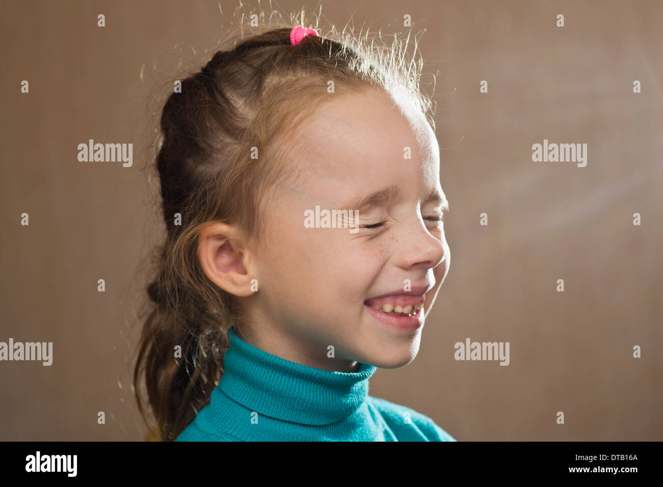 Mädchen lächelnd mit geschlossen Augen, Nahaufnahme Stockfoto