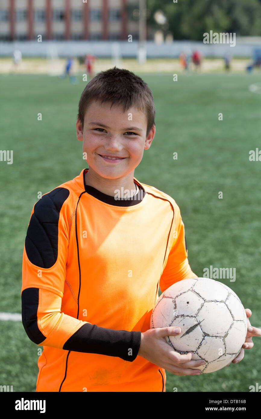 Porträt eines jungen Fußball, hält lächelnd Stockfoto