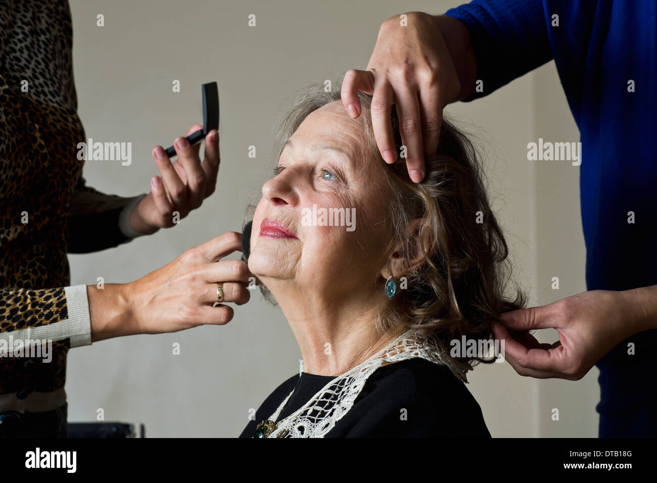 Make-up Artist Anwendung Kompaktpuder auf Frau Gesicht Stockfoto