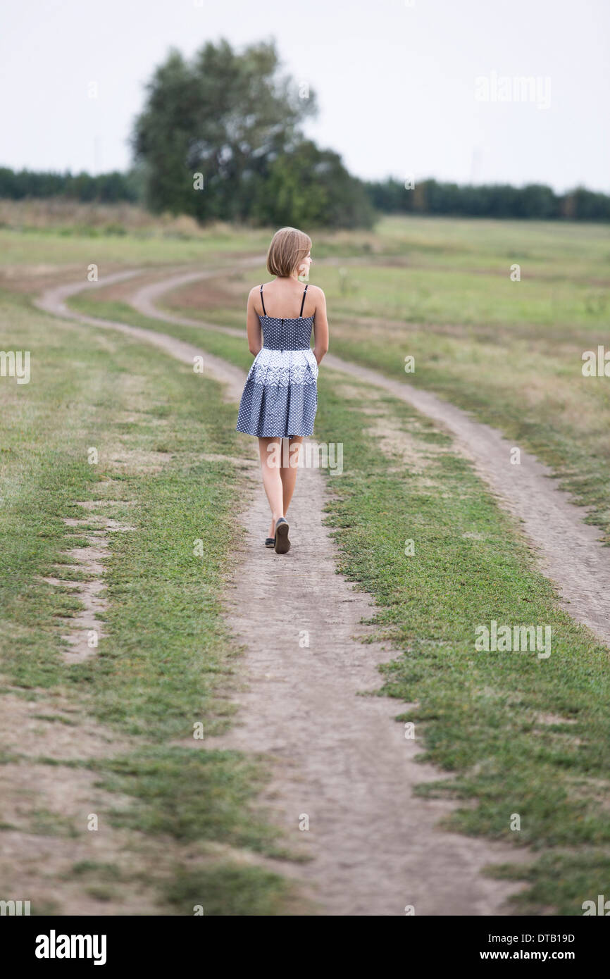 Teenager-Mädchen zu Fuß auf Feldweg Stockfoto