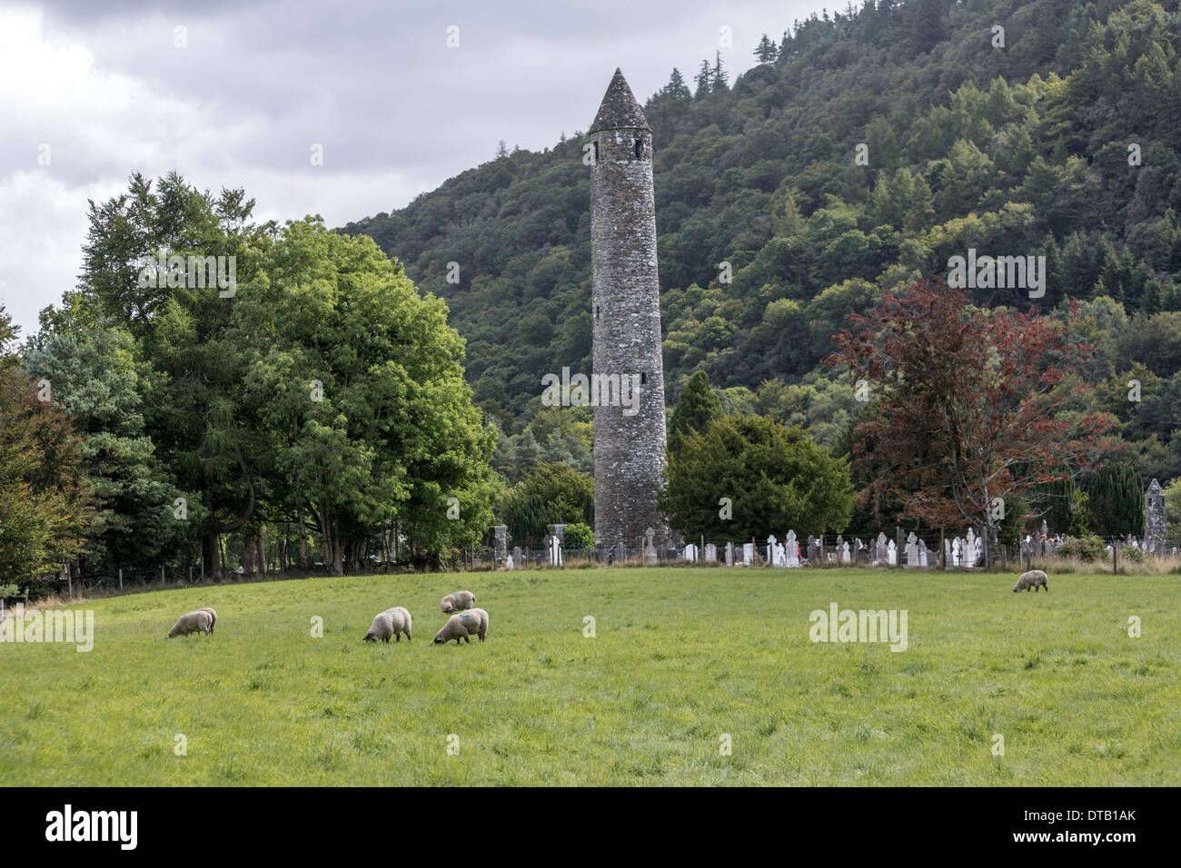 Glendalough Rundturm. Ein frühmittelalterlicher Klostersiedlung im 6. Jahrhundert von St. Kevin gegründet, Stockfoto