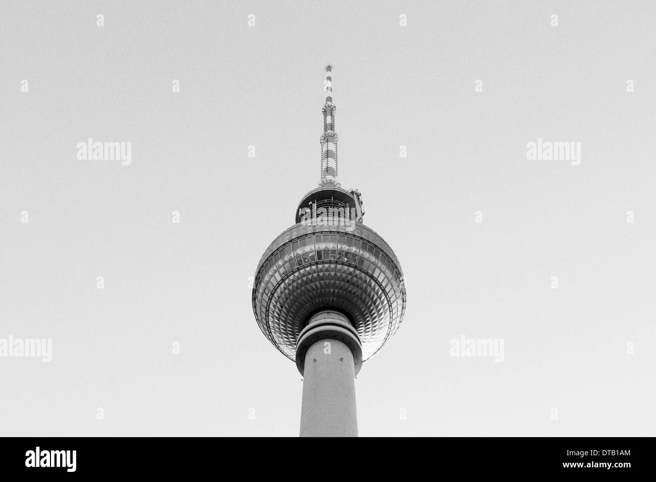 Niedrigen Winkel Ansicht, Alexanderplatz Fernsehturm, Berlin, Deutschland Stockfoto