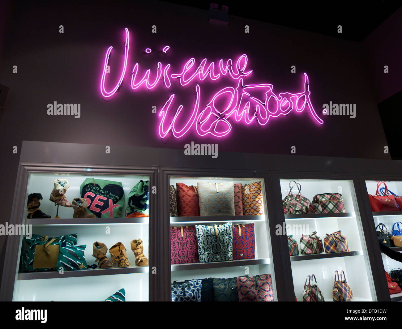 Vivienne Westwood Leuchtreklame und Mode Anzeige innen Shop Cardiff, Wales, UK KATHY DEWITT Stockfoto