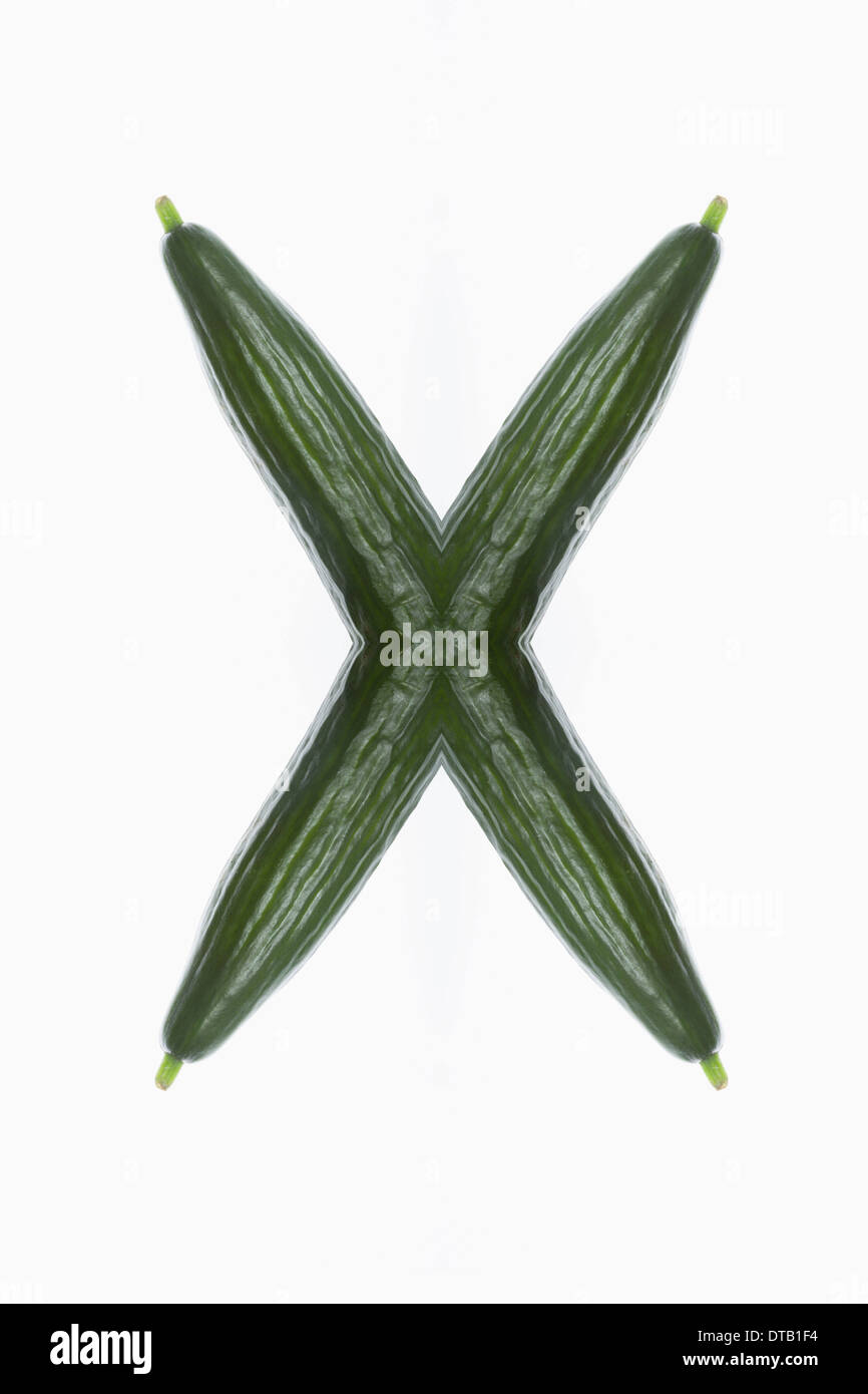 Eine digitale Zusammensetzung der gespiegelten Bildern von Gurken in der Form eines X Stockfoto