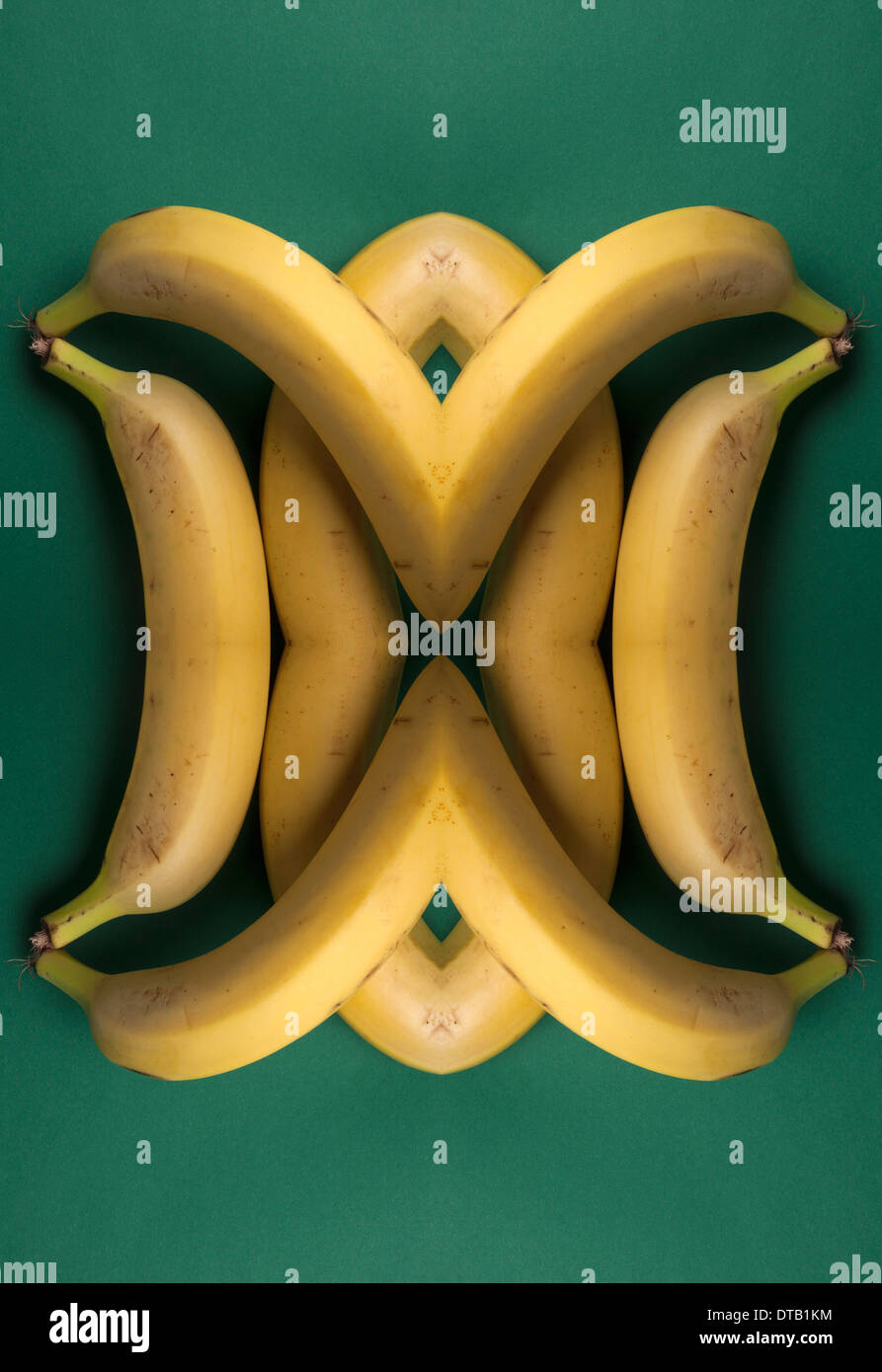 Eine digitale Zusammensetzung der gespiegelten Bildern einer Anordnung von Bananen Stockfoto