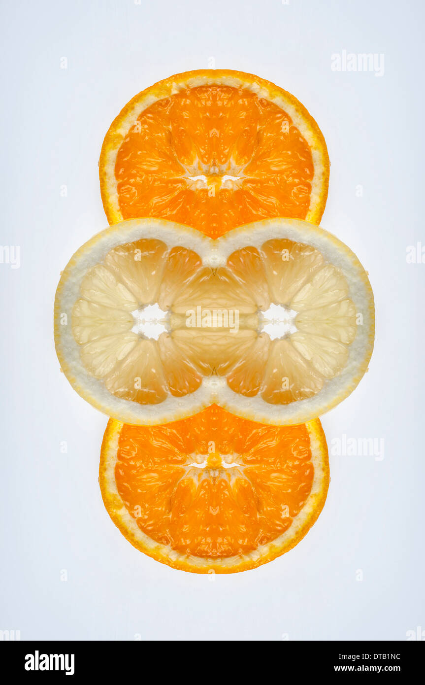 Eine digitale Zusammensetzung der gespiegelten Bildern Scheiben Orange und Zitrone Stockfoto
