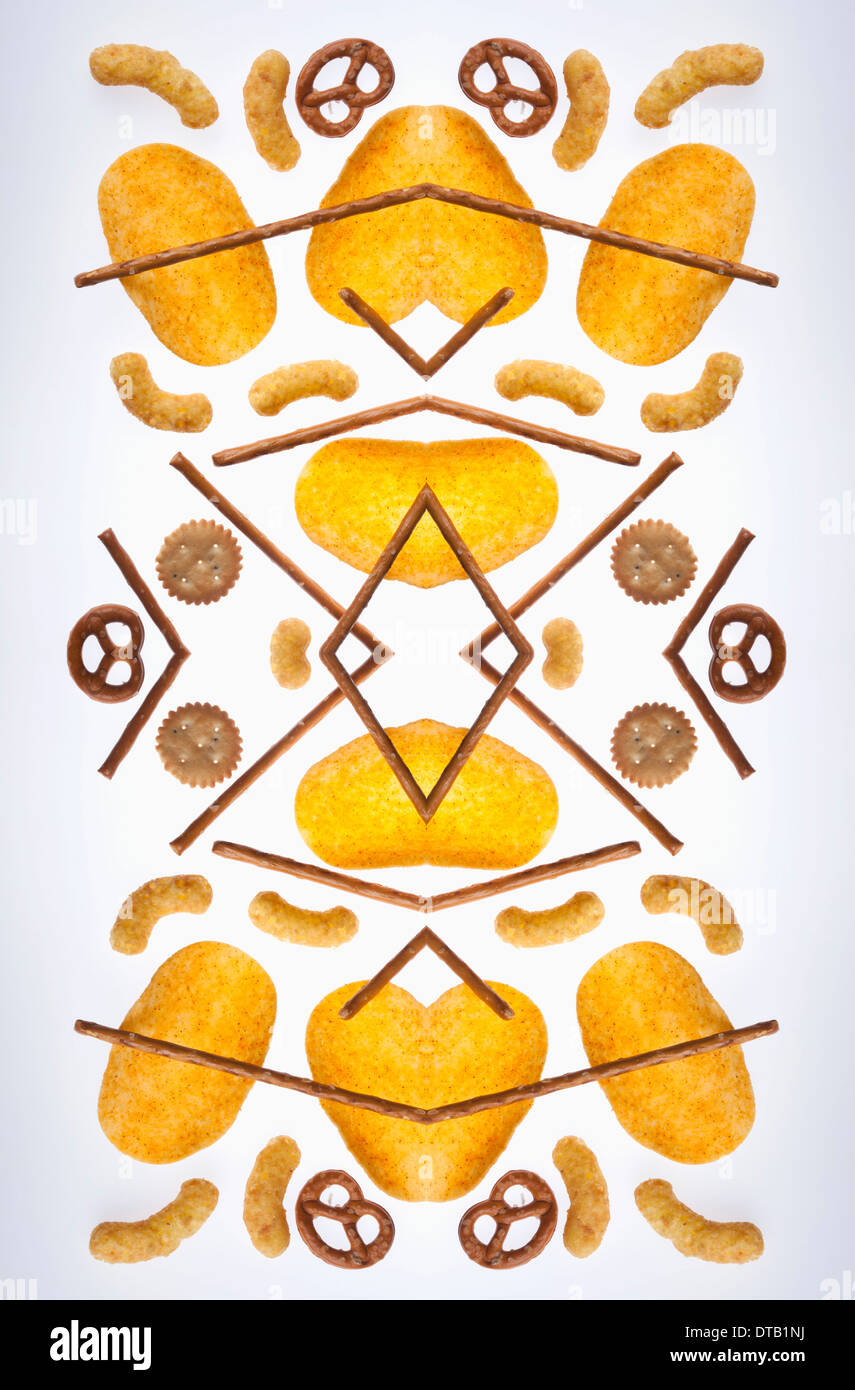 Eine digitale Zusammensetzung der gespiegelten Bildern der Anordnung der verschiedenen ungesunde snacks Stockfoto