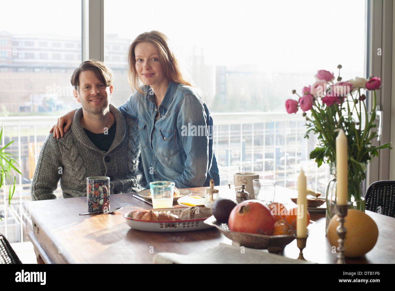 Paar mit Frühstück am Esstisch sitzen Stockfoto