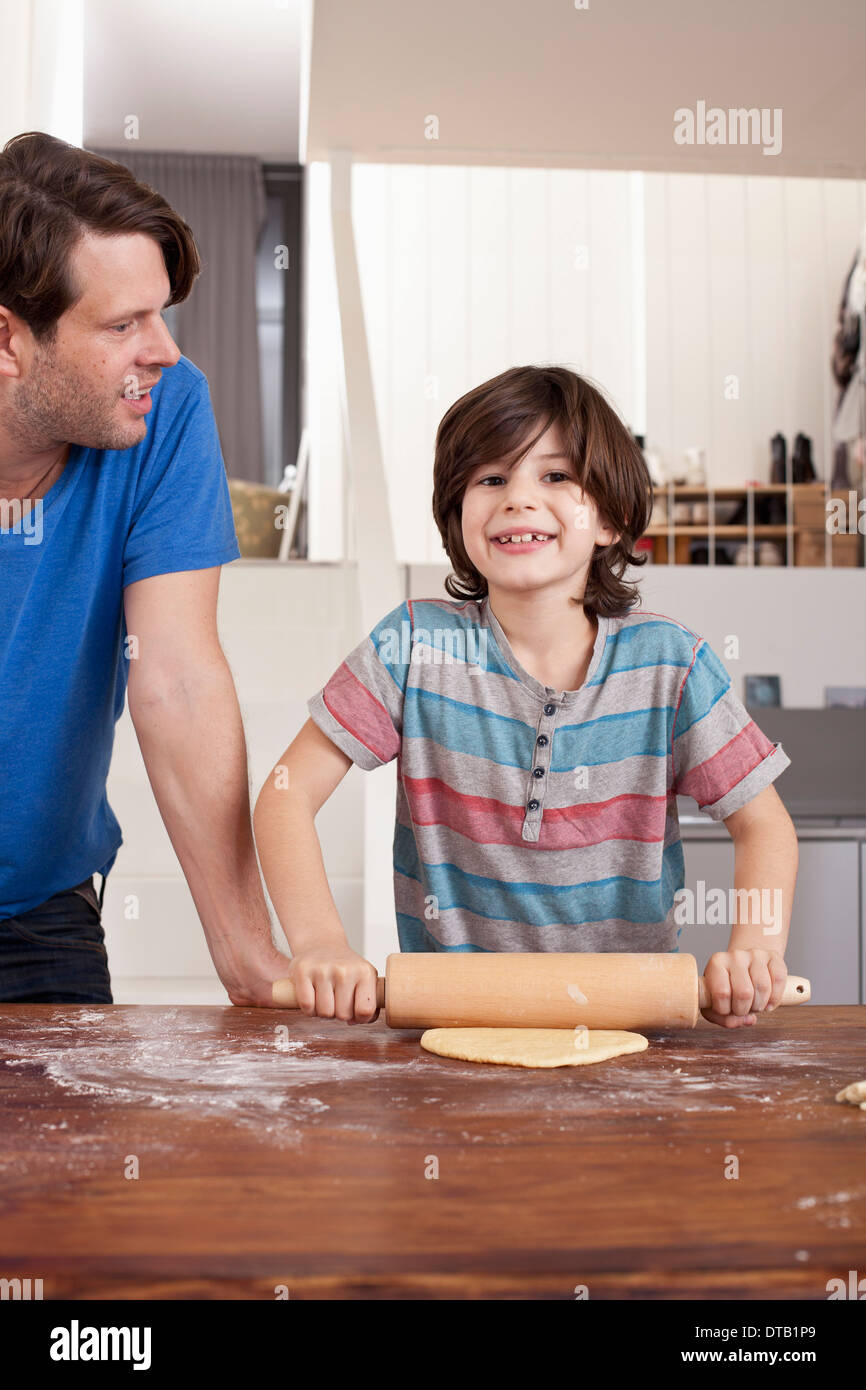 Junge rollenden Teig für Kekse Stockfoto