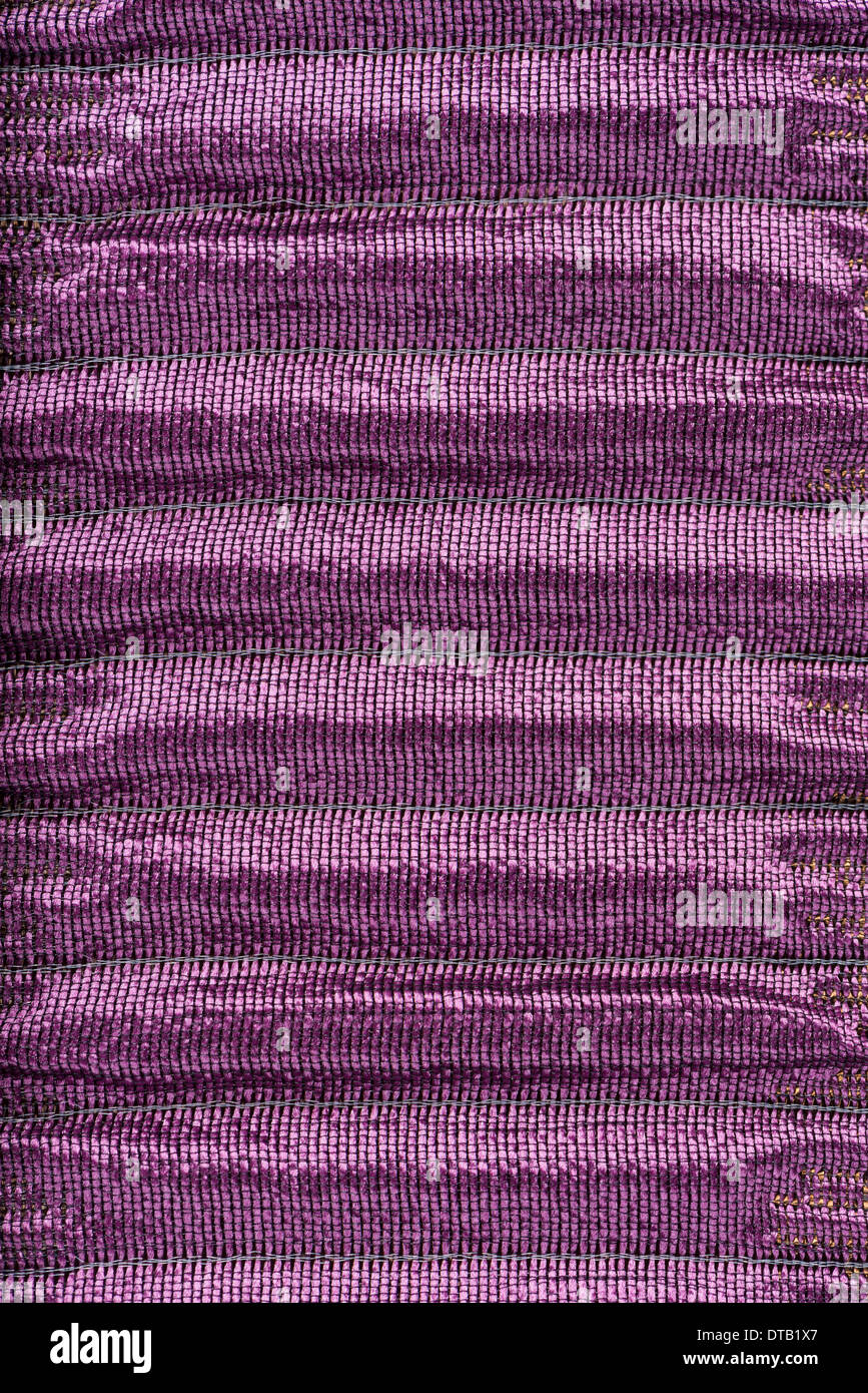 Gestreifte zerknittert violetten Tuch Material fragment Stockfoto