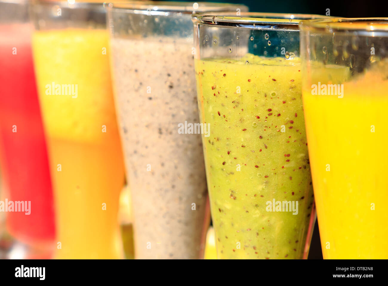 Detailansicht von fünf bunten Obst Getränke in einer Reihe Stockfoto