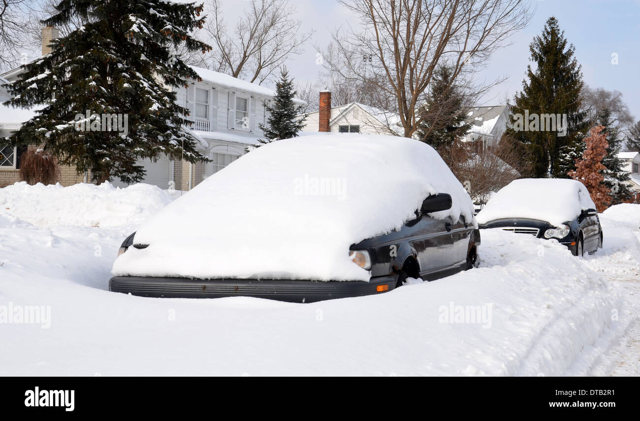 zwei geparkte Autos im Schnee begraben Stockfoto
