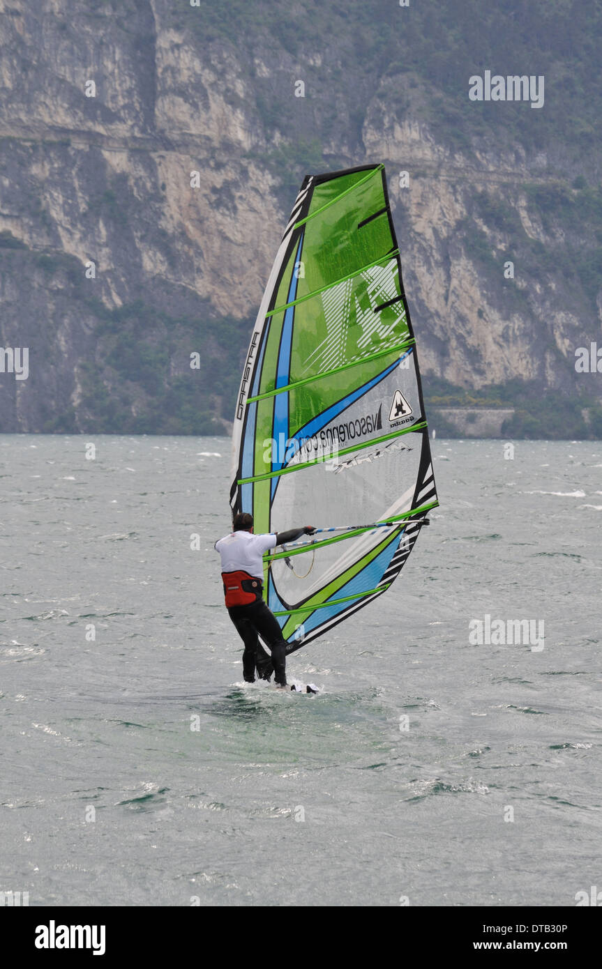 Ein Windsurfer im Wasser Sport Resort von Torbole am Gardasee. Stockfoto