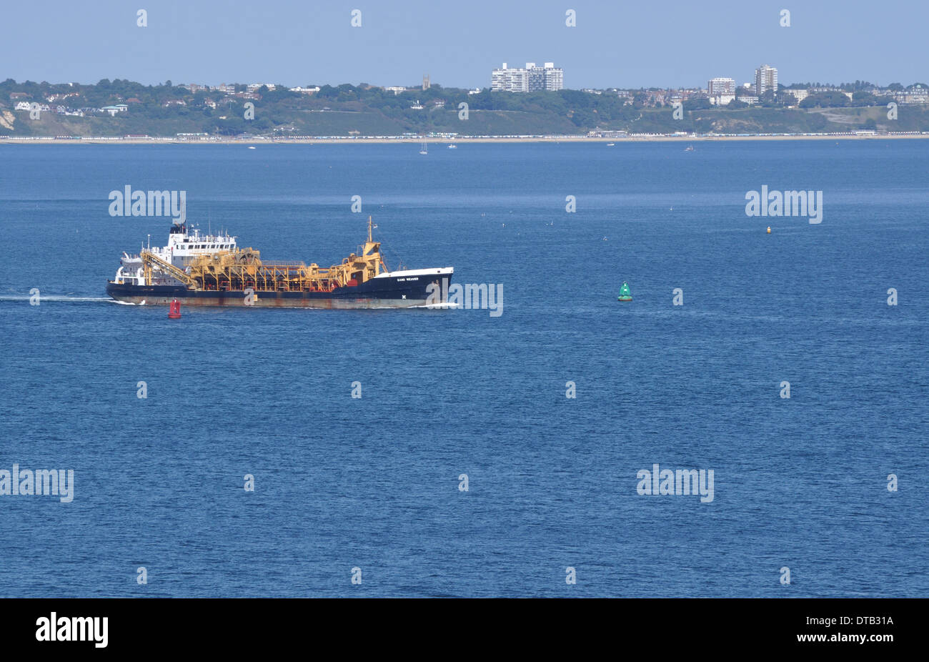 Der Saugbagger Sand Weaver sieht Kreuzung Poole Bay vorbei an Old Harry Rocks, zwischen Studland und Swanage, Dorset. Stockfoto