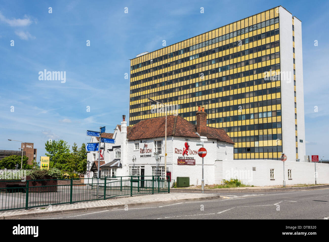 Winchester House, auch bekannt als der ehemalige Gebäude, 3M überragt der Red Lion Pub in Bracknell, Berkshire, England, GB, UK. Stockfoto