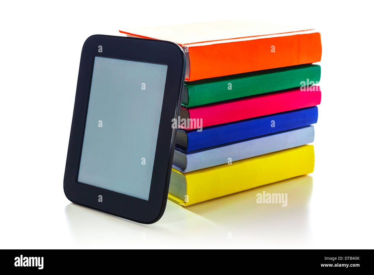 E-Book Reader mit einem Haufen von Hardcover-Büchern Stockfoto