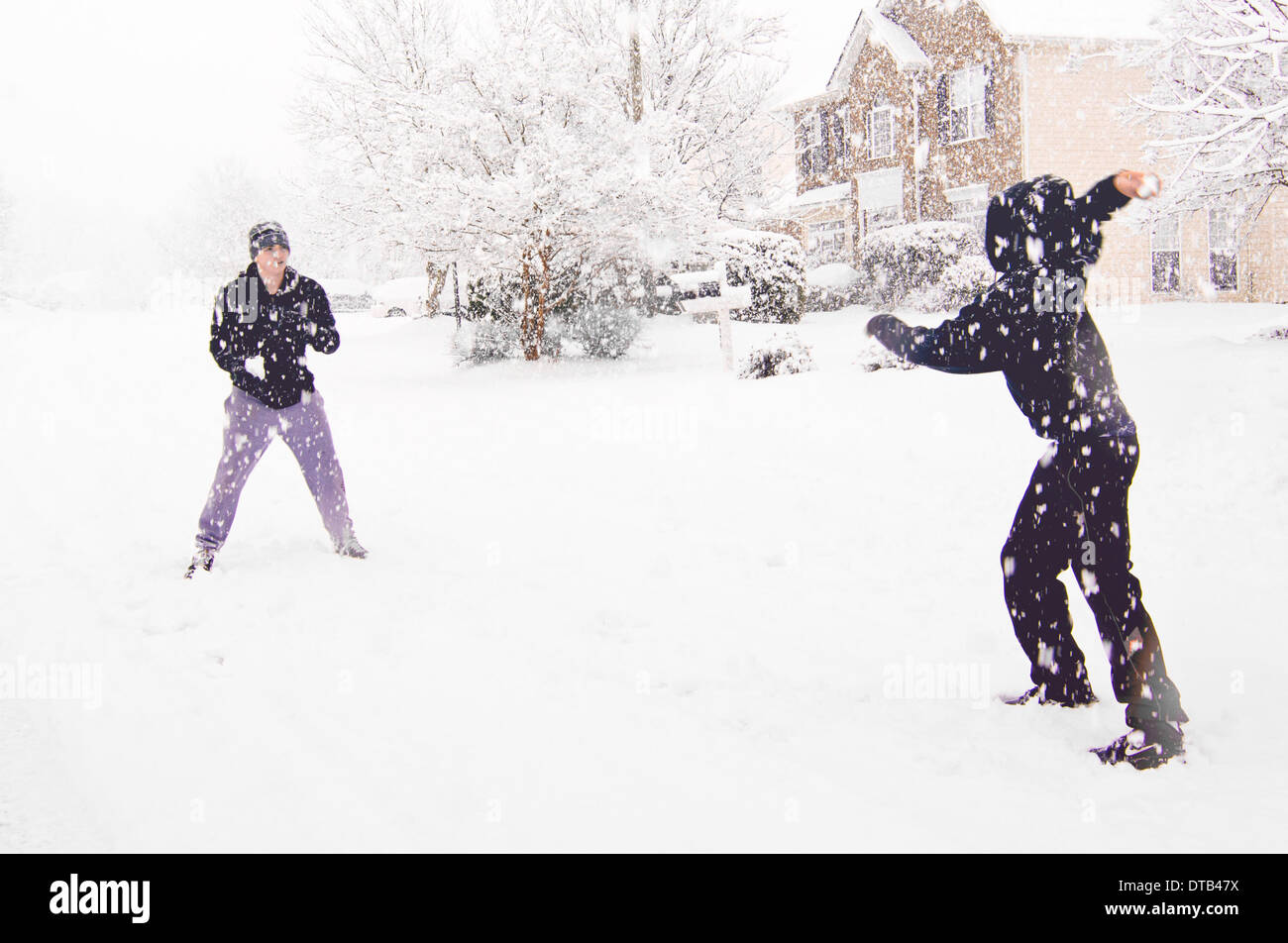 Eine seltene Winter Sturm holt Suburbia in Stillstand, so dass Studenten und Familien Schnee Engel und Spielen im Schnee zu machen. Stockfoto